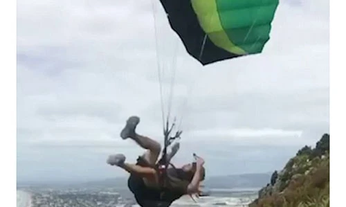 Video: Chơi dù lượn, bị gió bốc lên quật xuống như đồ chơi