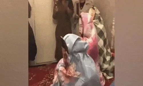 Video: Thử thách khiến trai trẻ "gào khóc" trước khi lấy được vợ