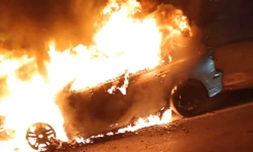 Video: Xe Mazda 3 cháy ngùn ngụt trên đường Hà Nội