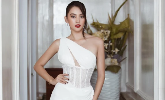 Đỗ Mỹ Linh diện váy cắt xẻ đọ đường cong đẹp mắt