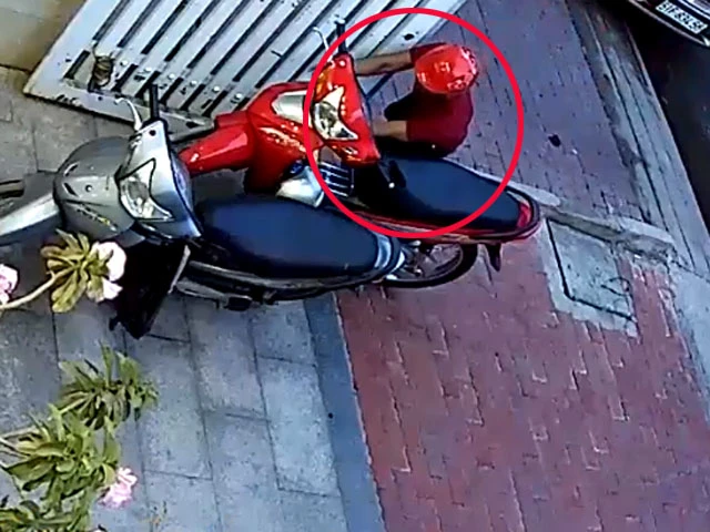 VIDEO: Trộm "nẫng" xe máy nhanh như chớp, chủ nhà bất lực đuổi theo