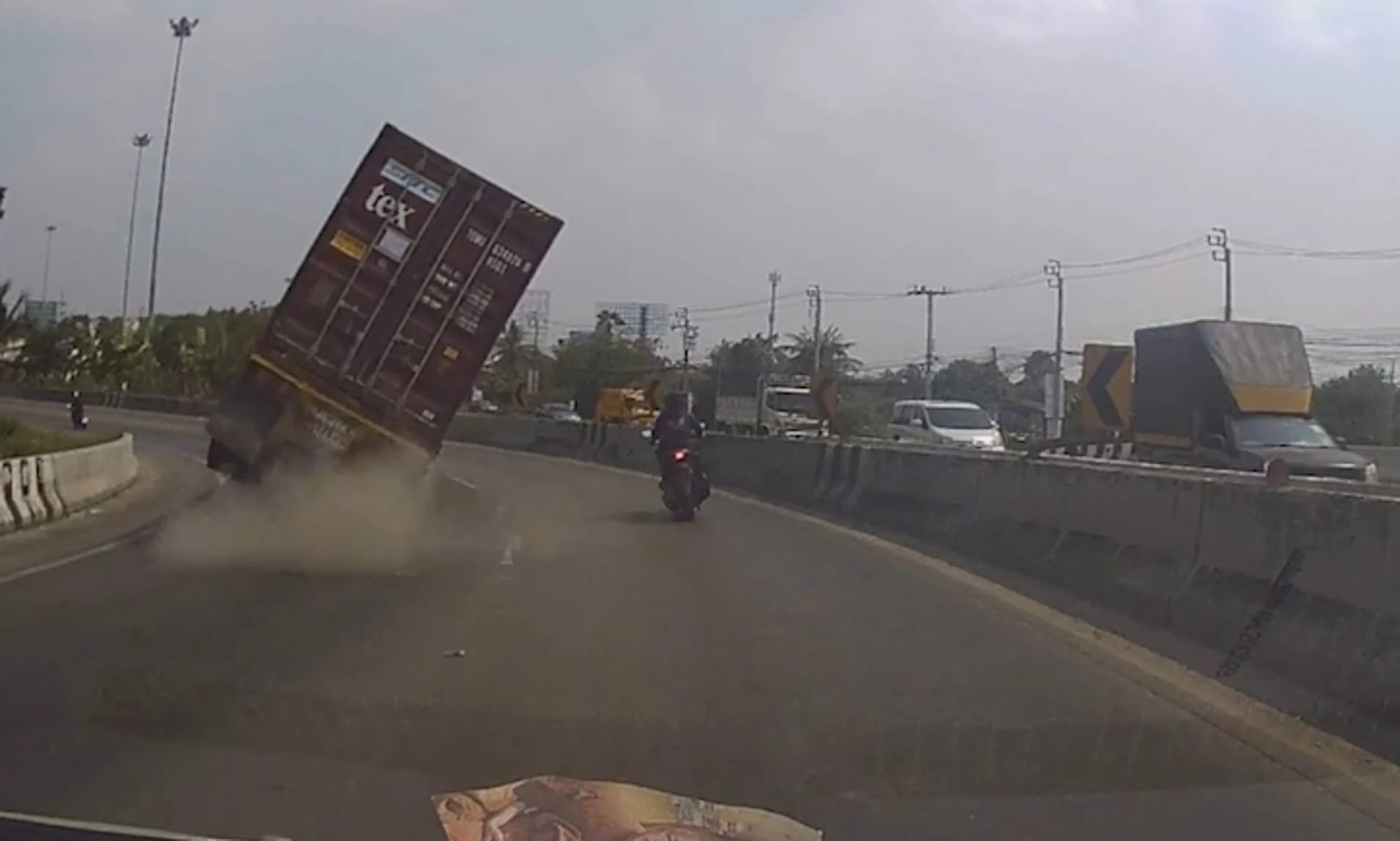 Video: Giây phút kinh hoàng của lái xe máy suýt bị xe container đè bẹp