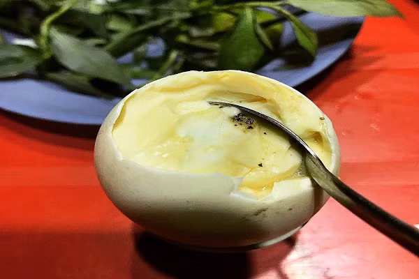 Hột vịt dữa và những loại trứng lạ mùi khiến thực khách e dè