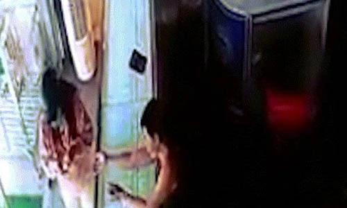 Video: Nữ chủ tiệm vàng kungfu khiến tên cướp bị bắt tại chỗ