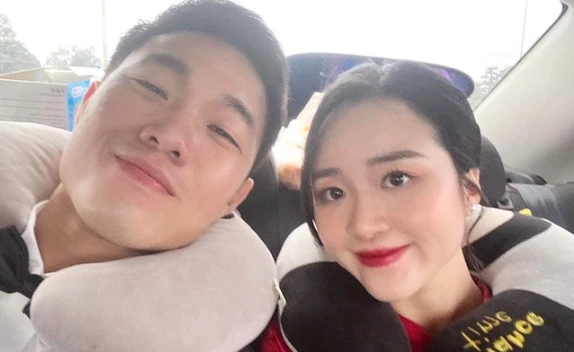 Vợ sắp cưới của Xuân Trường và nàng WAGs kín tiếng