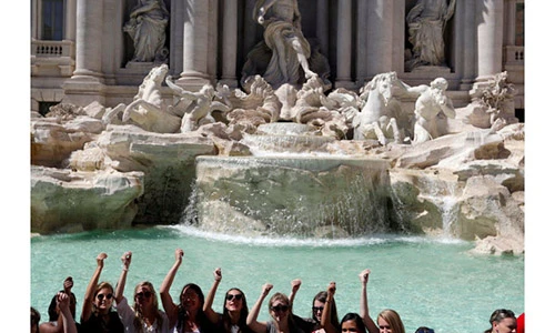 Choáng với số tiền "khủng" du khách thả xuống đài phun nước ở Italia