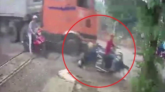 Video: Xe container tông hàng loạt xe máy ở Đồng Nai