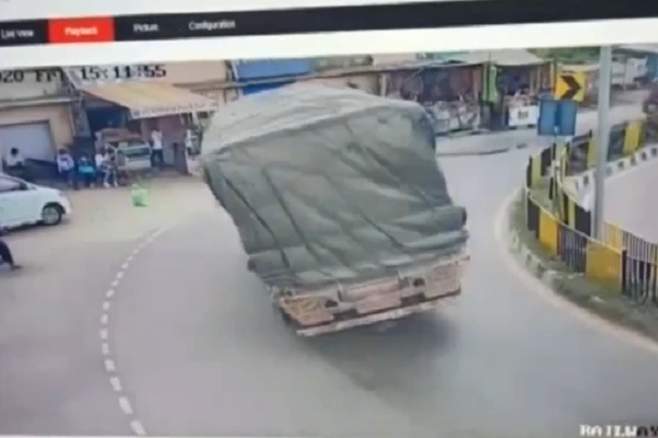 Video: Xe tải lật nghiêng sau khi ôm cua ở Ấn Độ