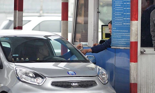 Video: Dùng tiền lẻ thấm nước mua vé qua trạm BOT quốc lộ 5