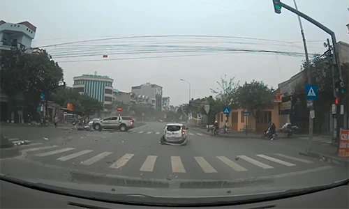 Video: Kinh hoàng xe “điên” húc bay ô tô dừng đèn đỏ ở Hải Dương