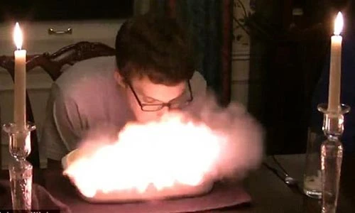 Video: Lửa bùng phát trong tiệc sinh nhật, la hét hoảng loạn