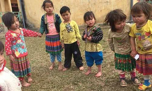 Xót lòng trẻ vùng cao áo cộc chân trần trong rét cắt da