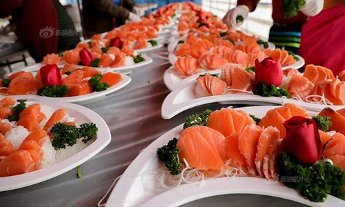 Cỗ cưới phục vụ 1.500 người, bào ngư, hải sâm ai cũng có phần