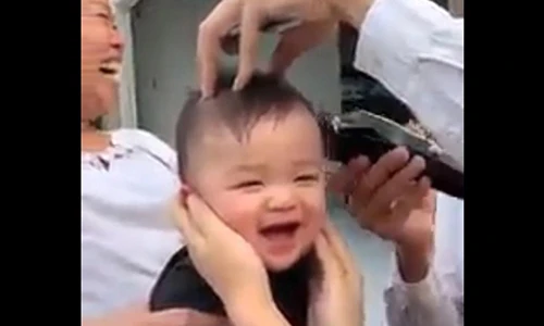 Video: Em bé cười như nắc nẻ khi được cắt tóc đốn tim dân mạng
