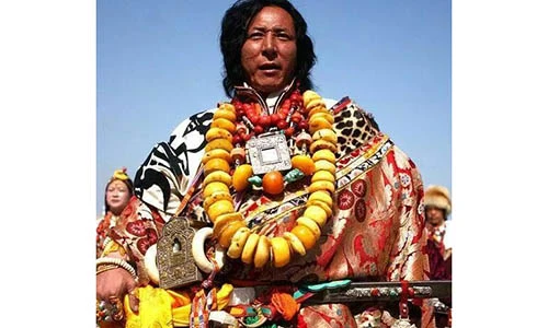 Dân tộc toàn đại gia trát đầy vàng ngọc lên người ở Tây Tạng