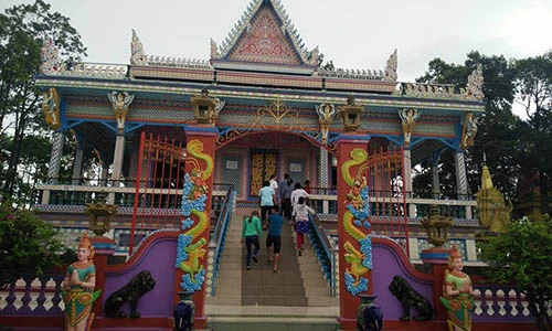 Ngôi chùa được ốp chén, dĩa độc đáo có một không hai ở Sóc Trăng