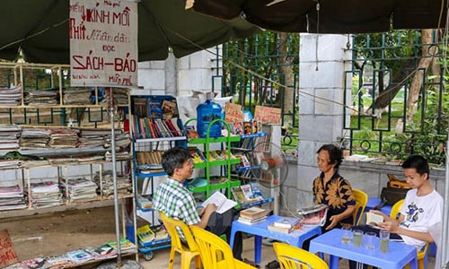 Quầy sách báo miễn phí của cụ bà Hà Nội
