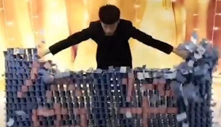 Video: Mãn nhãn màn trình diễn domino 'khổng lồ' của anh chàng Trung Quốc