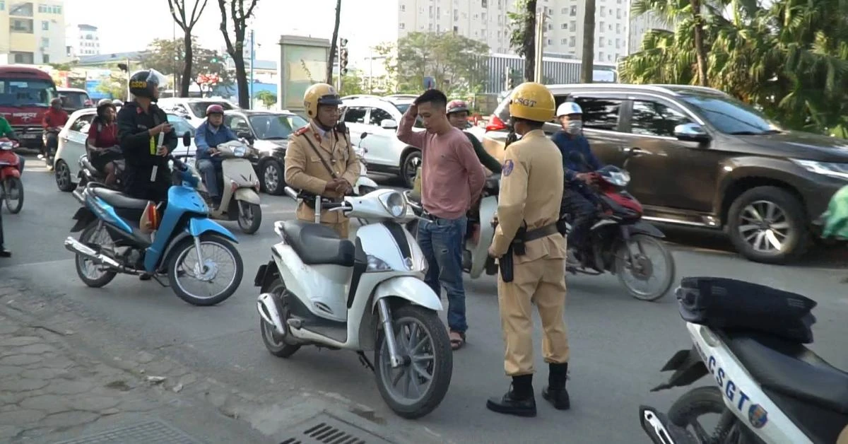 Video: Theo tổ công tác đặc biệt cảnh sát Thủ đô bắt lỗi giao thông