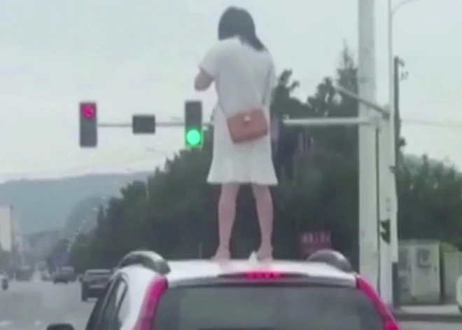 Video: Cãi nhau với chồng, vợ trẻ leo lên nóc ôtô giữa đường