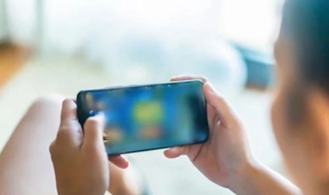 Video: Cậu bé 12 tuổi bị đột quỵ do chỉ nằm một chỗ xem điện thoại