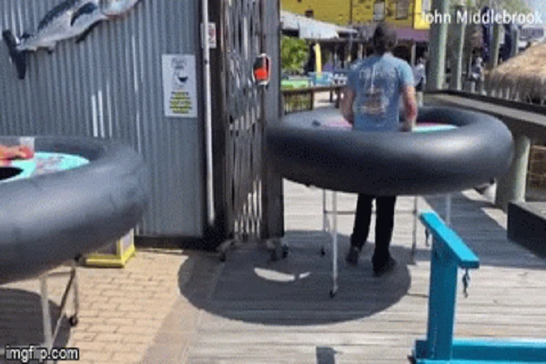 Video: Hài hước với kiểu bàn ăn giãn cách thời dịch Covid