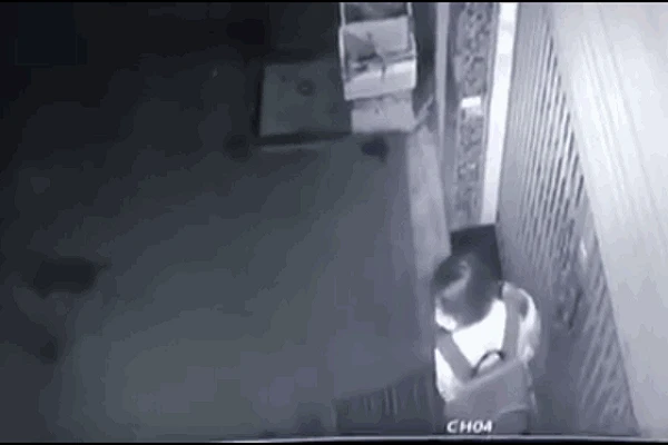 Video:Cô gái bị gã đàn ông sàm sỡ 2 lần ngay trước cửa nhà