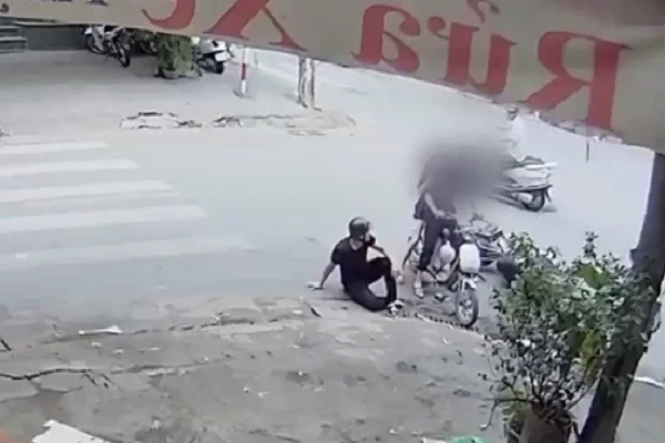 Video: Pha bẻ lái "điên đầu" của hai cô gái