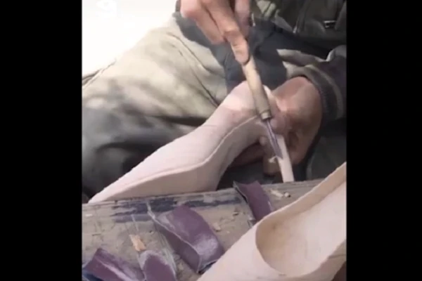 Video: Ngẩn ngơ ngắm loạt hàng hiệu sành điệu điêu khắc bằng gỗ