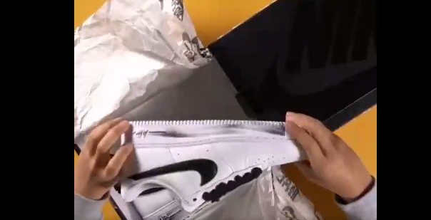 VIdeo : Đập hộp giày hoa cúc mới nhất của G-Dragon