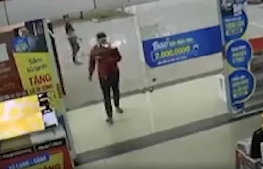 Video : Người đàn ông đâm đầu vào cửa kính siêu thị