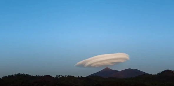 Video : Đám mây hình đĩa bay lơ lửng trên bầu trời