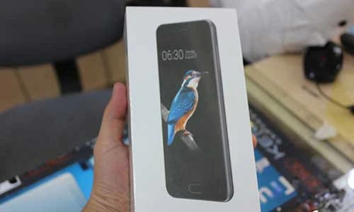 Bên trong hộp Bphone 2017 có gì?