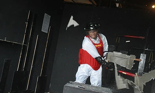 Giới trẻ Hà Nội rủ nhau đi đập phá đồ đạc cho... hả giận