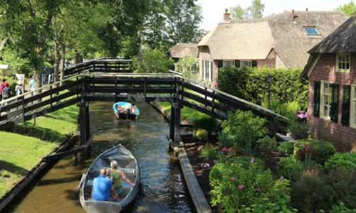 Sống chậm ở ngôi làng không có đường, đến nhà nhau phải chèo thuyền