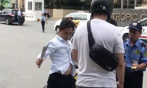 Video: Tài xế taxi cầm côn nhị khúc quất lia lịa vào khách Nhật Bản