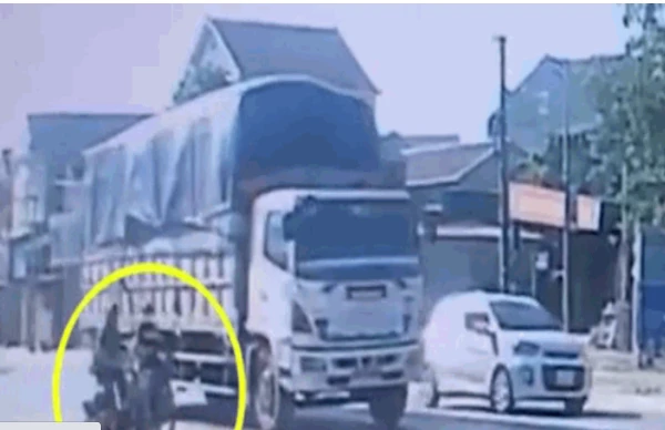 Video: Cô gái bị xe tải cán tử vong