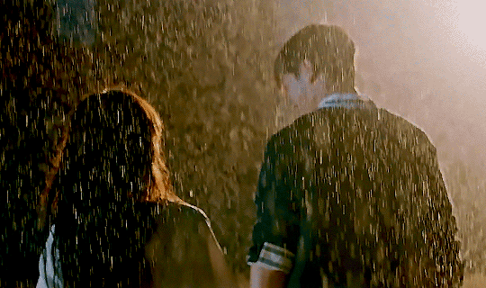  Phẩm chất quý cô: Trong phim, Park Mo Geon (Jang Ki Yong) nảy sinh tình cảm với Bae Ta Mi (Im Soo Jung) sau khi cả hai vô tình có tình một đêm. Song, nữ chính lại không tin tình yêu này. Trong giai đoạn Ta Mi gặp khó khăn nhất, anh xuất hiện dưới mưa và làm cô cảm động. Song, câu tỏ tình khá ngô nghê là "Điều duy nhất tôi có thể làm là tắm mưa với em" khiến khán giả phì cười. Ảnh: tvN.