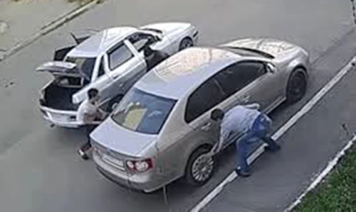 Video: Ngang nhiên tháo trộm chụp la-zăng ô tô giữa ban ngày