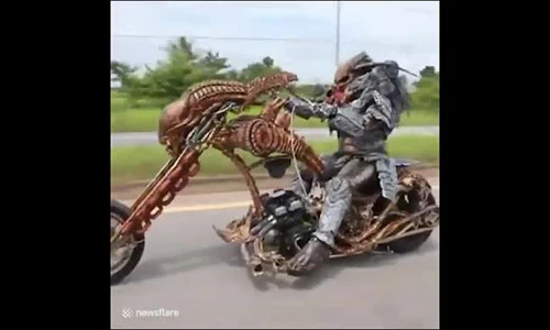 Video: Quái thú Predator cưỡi mô-tô náo loạn đường phố Bangkok
