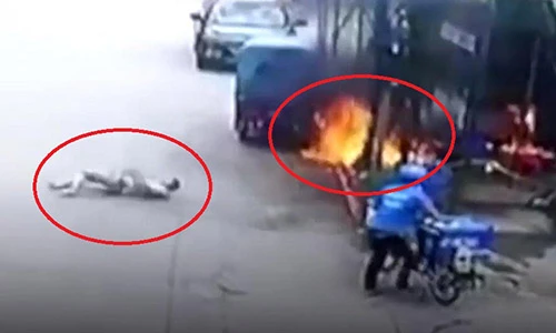 Video: Xe ba gác cháy, người đàn ông bén lửa nằm lăn lộn dưới đất