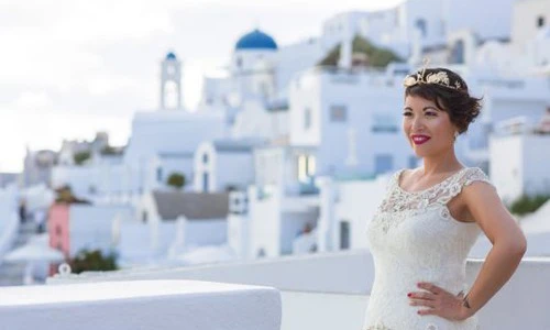 Video: Cô gái gốc Việt bỏ 700 triệu đồng tự cưới mình