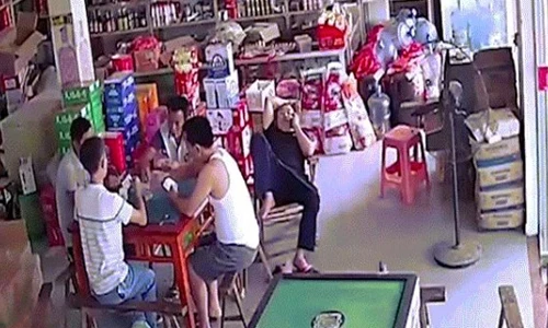 Video: Mất ví, xem lại camera, ngỡ ngàng phát hiện thủ phạm