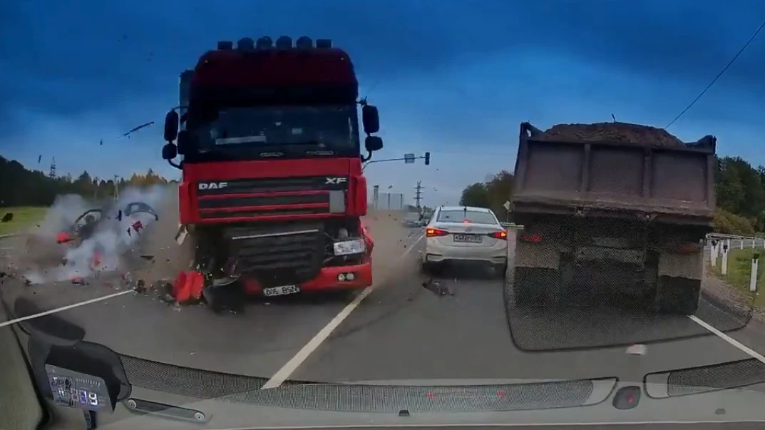 Video: Vượt đèn đỏ, xe container tông nát nhiều ôtô