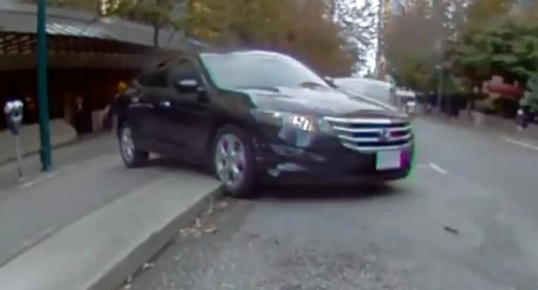 Video: Tài xế đạp nhầm chân ga, ôtô lùi hết tốc độ rồi lật ngửa