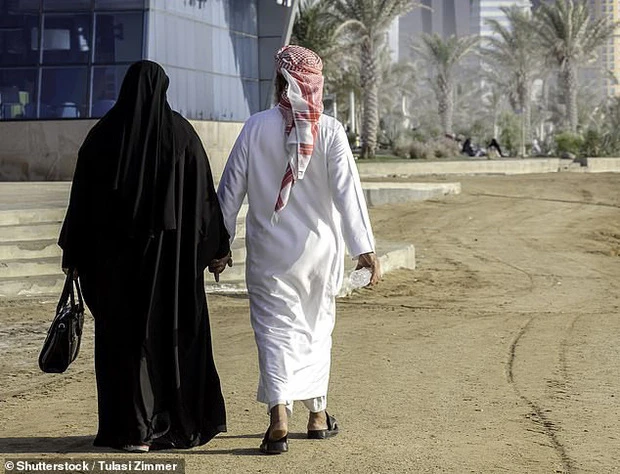 Video: Vợ đòi ly hôn vì chồng UAE quá lãng mạn, suốt ngày tặng quà