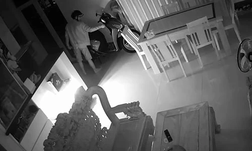 Video: Trộm phá cửa sổ, đột nhập nhà dân "cuỗm" SH trong đêm