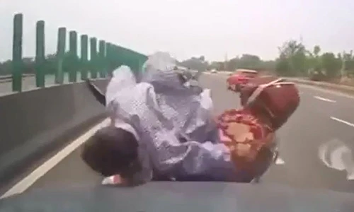 Video: Phóng ngược chiều trên cao tốc, người đàn ông gặp cái kết bi thảm