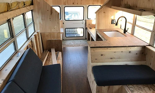 Bỏ 400 triệu sửa xe buýt thành nhà rồi đi du lịch khắp thế gian