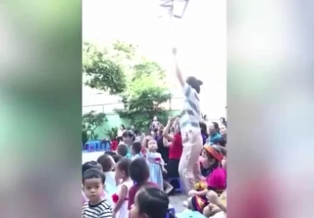 Video: Cô giáo quẩy hết mình hướng dẫn học sinh nhảy